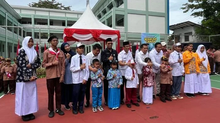 Penyerahan Simbolis bantuan seragam sekolah gratis kepada peserta didik baru, di SMPN 27 Balikpapan